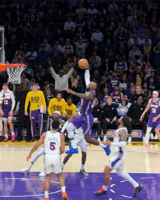 洛杉矶湖人战胜纽约尼克斯，NBA东西部焦点战火热上演(洛杉矶湖人队百度百科)