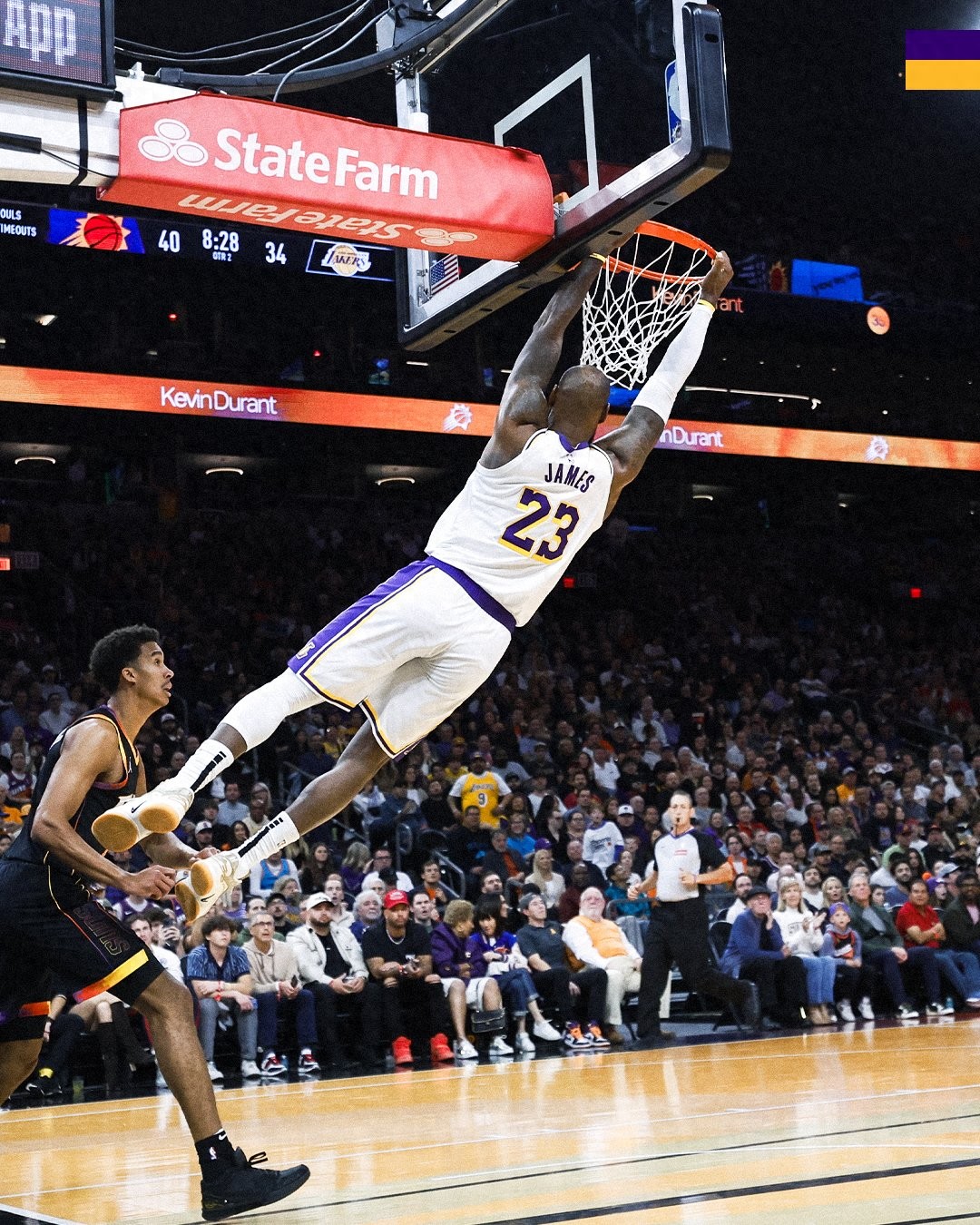 洛杉矶湖人战胜纽约尼克斯，NBA东西部焦点战火热上演(洛杉矶湖人队百度百科)